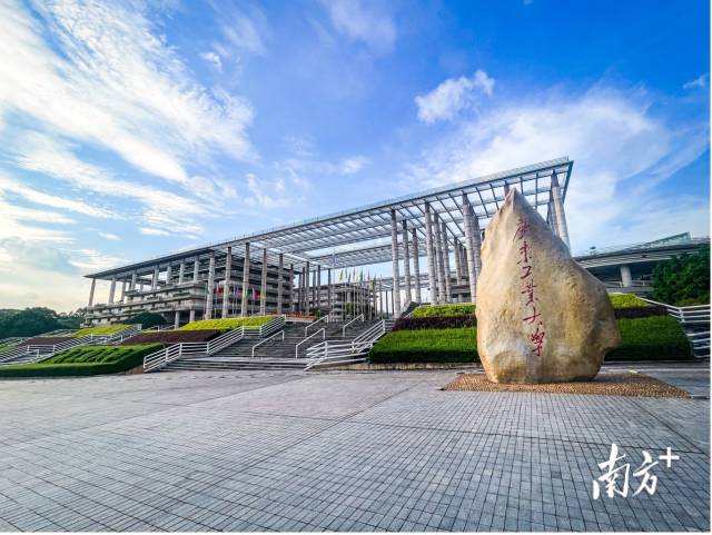 华亿体育（中国）游戏平台校园图景。受访者供图