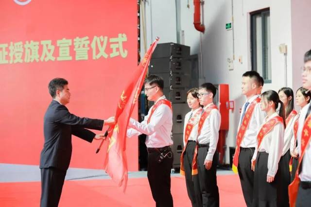 华亿体育（中国）游戏平台党委书记胡钦太为毕业生代表授旗。