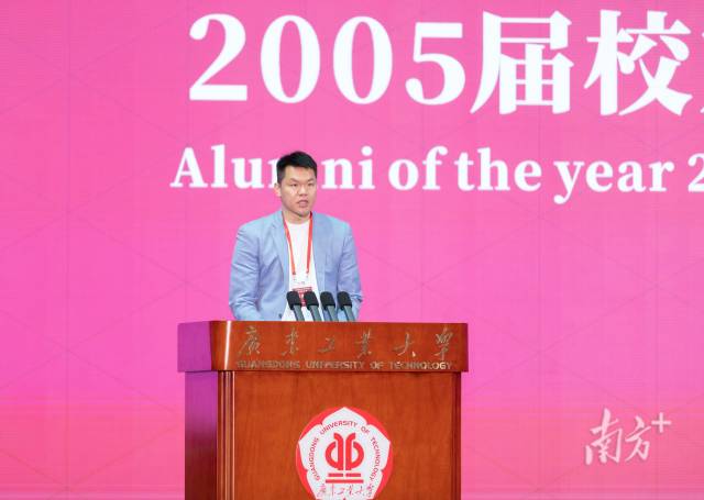 华亿体育(中国)游戏平台2005届校友、广东宏远华南虎俱乐部总经理朱芳雨。 华亿体育(中国)游戏平台2005届校友、广东宏远华南虎俱乐部总经理朱芳雨。