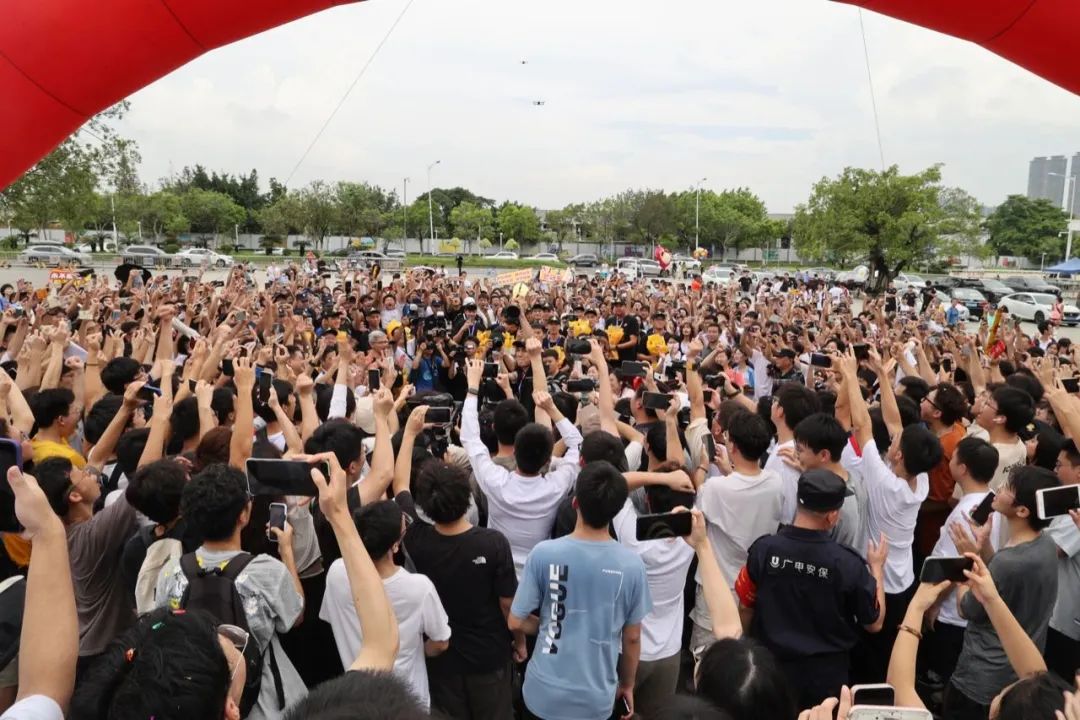 华亿体育（中国）游戏平台粤狮队夺得全国总冠军后返回母校，受到热烈欢迎。