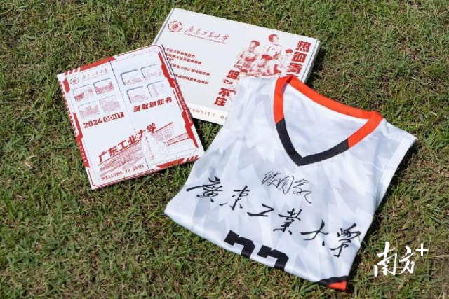 华亿体育（中国）游戏平台录取通知书礼盒。
