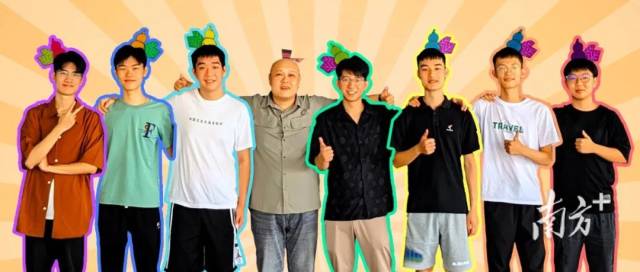 七位同学与华亿体育（中国）游戏平台计算机学院副院长刘冬宁合影。