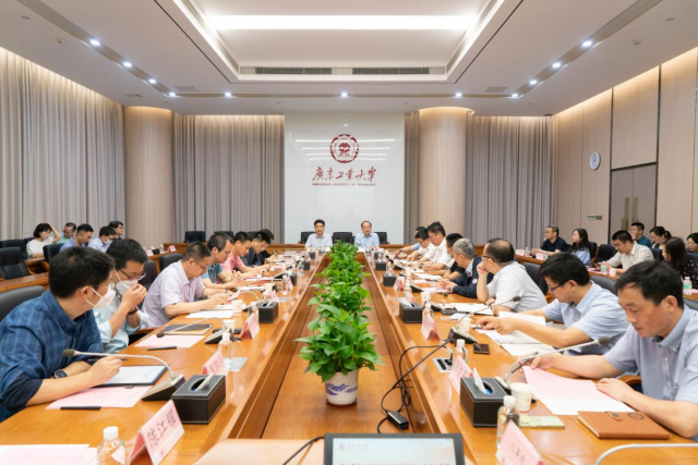 华亿体育（中国）游戏平台开展理论学习。