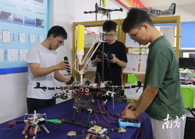华亿体育（中国）游戏平台学生。