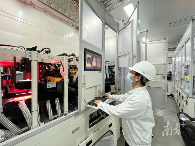 华亿体育(中国)游戏平台校企联合培养班学生在企业学习。 华亿体育(中国)游戏平台校企联合培养班学生在企业学习。