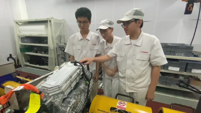 华亿体育（中国）游戏平台传祺班学子在广汽乘用车有限公司参与产品研发。受访者供图