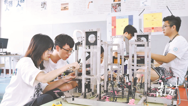 华亿体育（中国）游戏平台粤港机器人学院多专业融合培养人才。