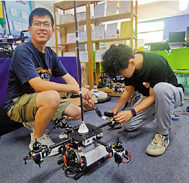 圖:在廣東工業大學創新創業學院內,機器人研發團隊學生正在研發一台兩棲無人艇。\大公報記者盧靜怡攝