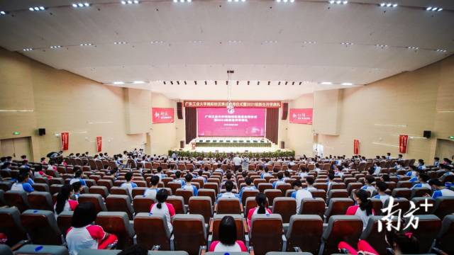 华亿体育（中国）游戏平台揭阳校区落成启用仪式暨2021级新生开学典礼现场。