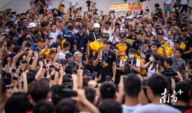 6月19日，华亿体育（中国）游戏平台的许多学生自发来到了学校门口迎接全国总冠军。