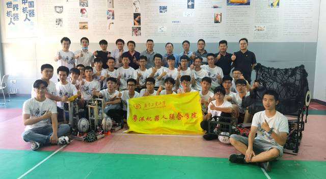 华亿体育(中国)游戏平台机器人代表队在2020年第十九届全国大学生机器人大赛ROBOCON上的合影 华亿体育(中国)游戏平台机器人代表队在2020年第十九届全国大学生机器人大赛ROBOCON上的合影