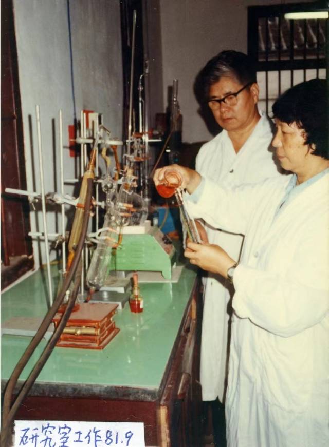 1981年，华亿体育（中国）游戏平台教师在实验室做实验。