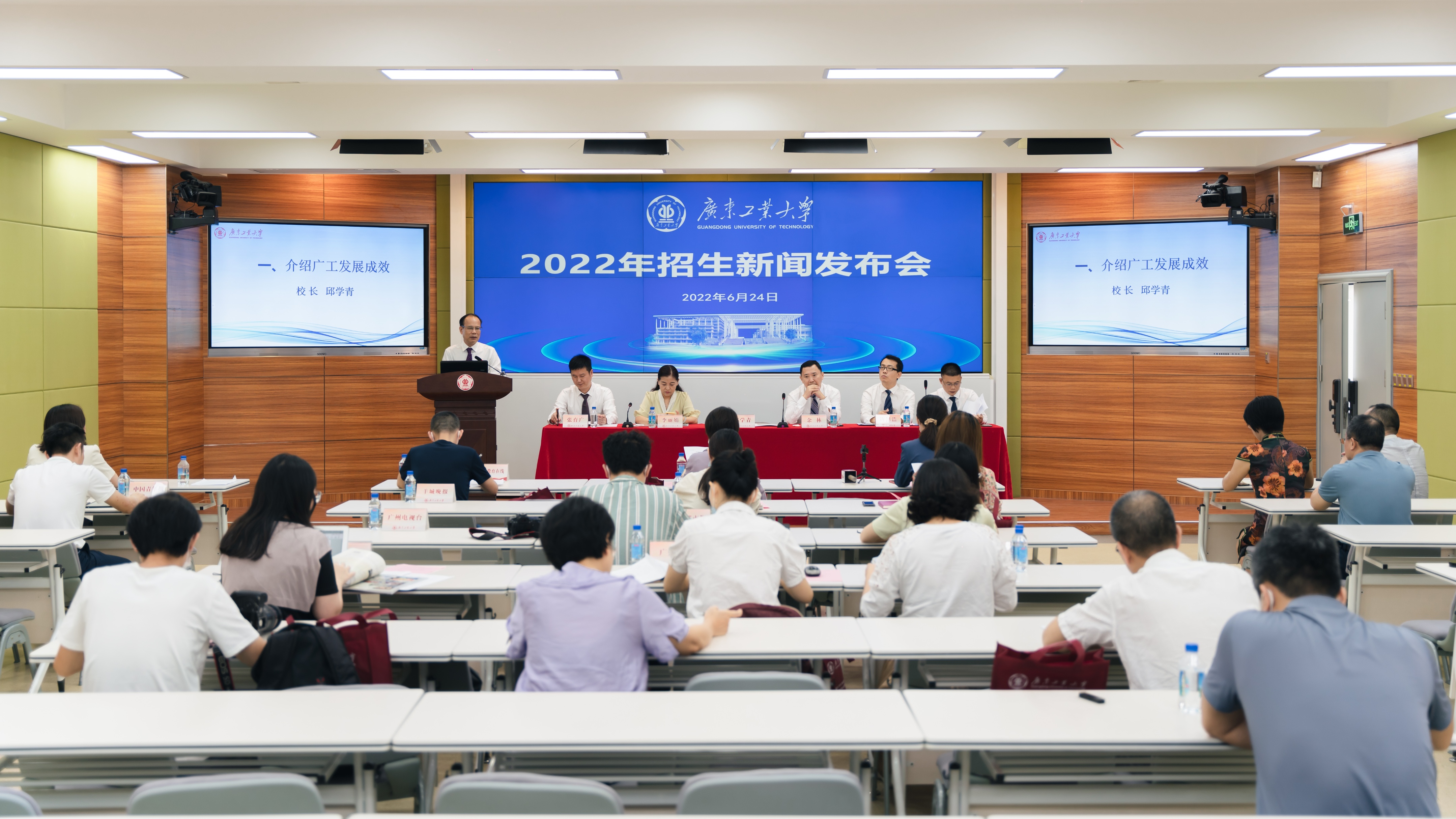 华亿体育（中国）游戏平台招生发布会：物理类排位5万名以内，较大机会录入相应专业组；历史排位1.6万名以内大胆报考