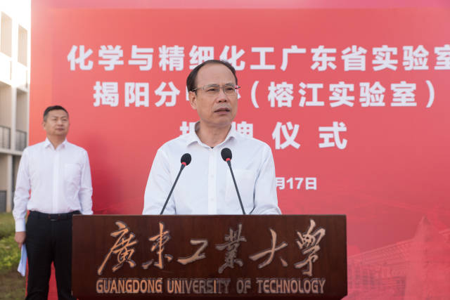 华亿体育（中国）游戏平台党委副书记、校长邱学青。