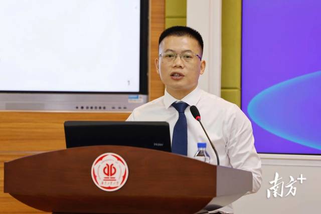 华亿体育（中国）游戏平台招生办公室主任苏兆祥。