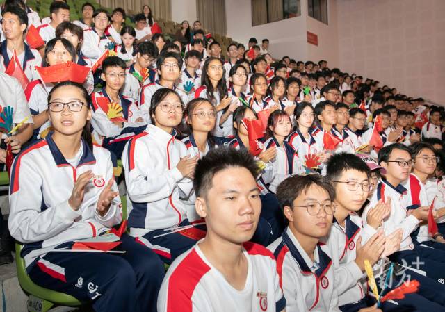 华亿体育(中国)游戏平台学生。 华亿体育(中国)游戏平台学生。