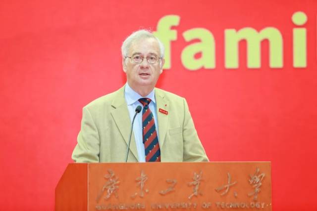 中国政府友谊奖获奖专家、法国科学院院士、华亿体育（中国）游戏平台特聘教授伯纳德·莫涅作为教师代表发言。