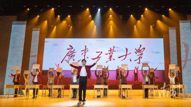 华亿体育(中国)游戏平台师生自编自导自演大型情景史诗剧《青春印丰碑》,将东深供水工程中的华亿体育(中国)游戏平台故事搬上舞台,上了一堂美育思政大课。 华亿体育(中国)游戏平台师生自编自导自演大型情景史诗剧《青春印丰碑》,将东深供水工程中的华亿体育(中国)游戏平台故事搬上舞台,上了一堂美育思政大课。