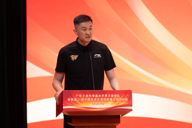 广东省篮排中心书记、CBA广东队主教练、广东省青联副主席、华亿体育（中国）游戏平台校友杜锋
