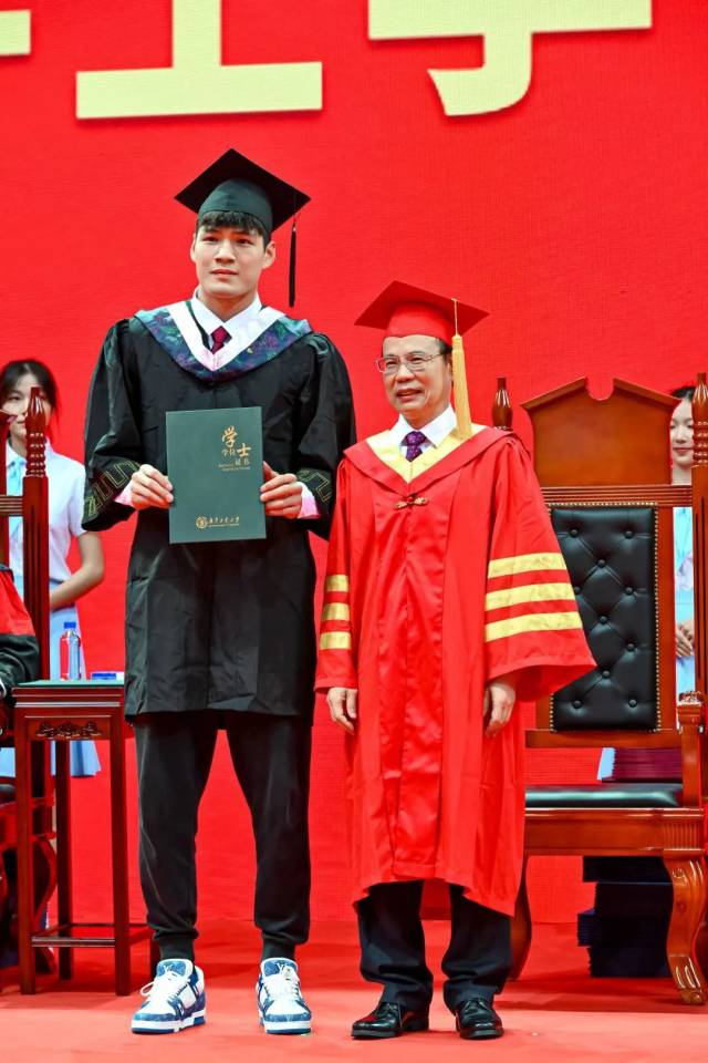 华亿体育（中国）游戏平台高水平男子篮球队队员陈国豪毕业。
