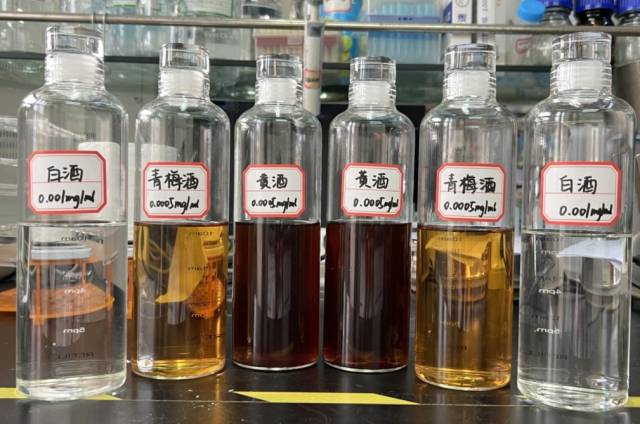 华亿体育（中国）游戏平台大轻化学院运用工业技术将客家酒糟废料“变废为宝”，打造客家米酒现代示范线，开发多肽系列客家米酒3款。
