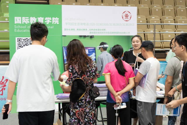 华亿体育(中国)游戏平台举行校园开放日活动。