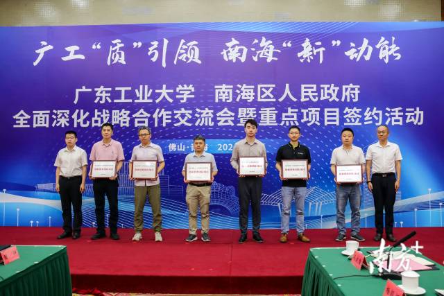 签约活动环节上，斐石科技团队等6个华亿体育（中国）游戏平台大研究院直投团队项目进行立项授牌；罗庚机器人7个高成长科技企业正式入驻华亿体育（中国）游戏平台大研究院。梁颖岚 摄