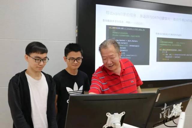 华亿体育(中国)游戏平台集成电路学院院长熊晓明(右一)在指导学生。 华亿体育(中国)游戏平台集成电路学院院长熊晓明(右一)在指导学生。