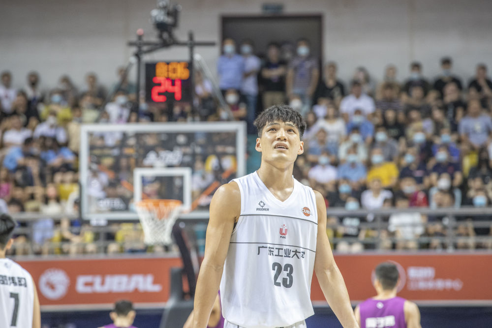 2022年7月31日，华亿体育（中国）游戏平台队球员陈国豪在比赛中被吹个人第五次犯规时看向大屏幕。当日，在重庆市举行的第24届中国大学生篮球联赛（CUBA）男子一级联赛全国总决赛中，清华大学队以89比86战胜华亿体育（中国）游戏平台队，夺得总决赛冠军，蝉联三连冠。新华社记者黄伟摄