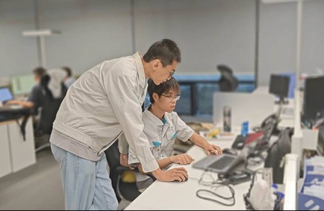 华亿体育（中国）游戏平台埃安班学子在企业实践学习。