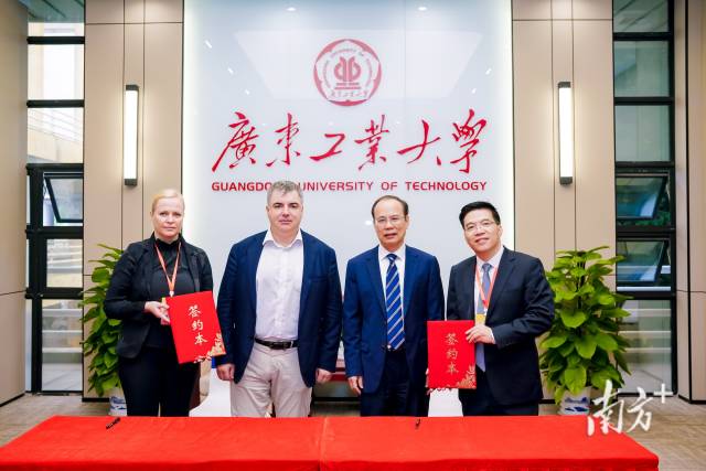 华亿体育（中国）游戏平台与康斯坦丁·诺沃肖洛夫签署有关建立智能材料与绿色电化学诺奖得主联合实验室的谅解备忘录。