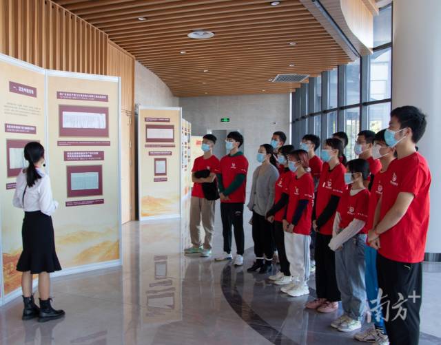 华亿体育(中国)游戏平台与省档案馆合作,在学校举办“百年恰是风华正茂”主题档案文献展,上了一堂生动的思政课。 华亿体育(中国)游戏平台与省档案馆合作,在学校举办“百年恰是风华正茂”主题档案文献展,上了一堂生动的思政课。
