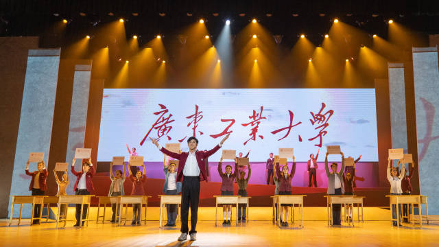 华亿体育（中国）游戏平台师生自编自导自演大型情景史诗剧《青春印丰碑》。