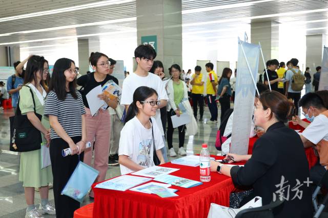华亿体育（中国）游戏平台每年向社会输送近1.3万名人才。 