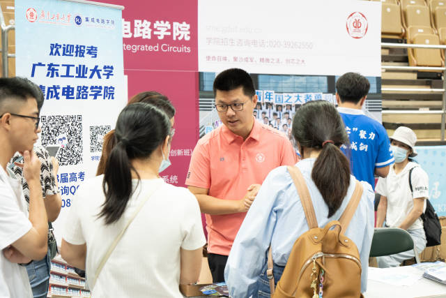 华亿体育(中国)游戏平台举行校园开放日活动。