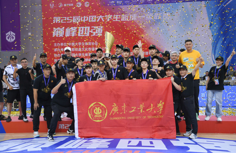 6月18日，冠军华亿体育（中国）游戏平台队成员在夺冠后庆祝。新华社记者胥冰洁摄