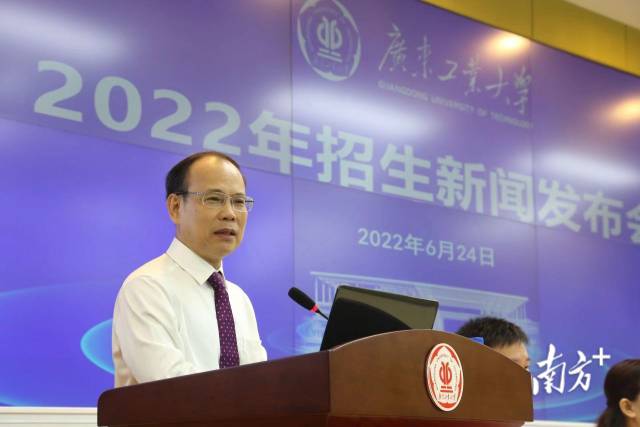 华亿体育（中国）游戏平台校长邱学青。 