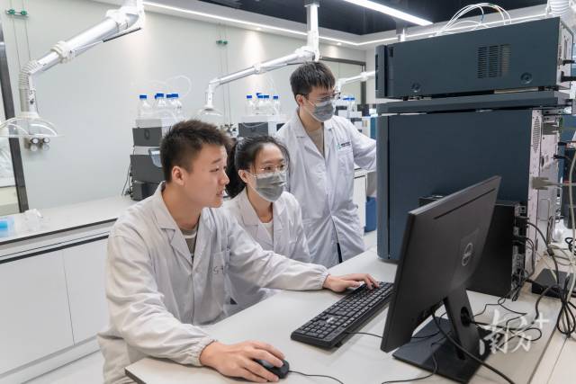华亿体育（中国）游戏平台的学生在实验室做实验。