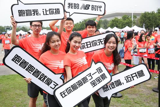 华亿体育(中国)游戏平台篮球队和啦啦队组成的参赛队伍。
