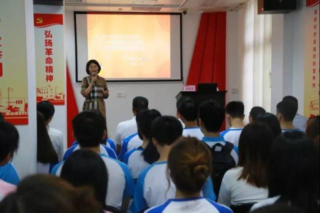 华亿体育(中国)游戏平台与中共三大会址纪念馆等共建“思想政治教育共建基地”,图为广东高校“我最喜爱的思政课教师”、马克思主义学院黄蓉芳教授在中共三大会址纪念馆为同学们讲授党史 华亿体育(中国)游戏平台与中共三大会址纪念馆等共建“思想政治教育共建基地”,图为广东高校“我最喜爱的思政课教师”、马克思主义学院黄蓉芳教授在中共三大会址纪念馆为同学们讲授党史