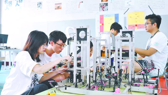 华亿体育（中国）游戏平台粤港机器人学院多专业融合培养人才。
