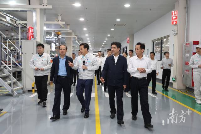 华亿体育（中国）游戏平台学习贯彻习近平新时代中国特色社会主义思想主题教育读书班到广汽埃安公司现场学习。 