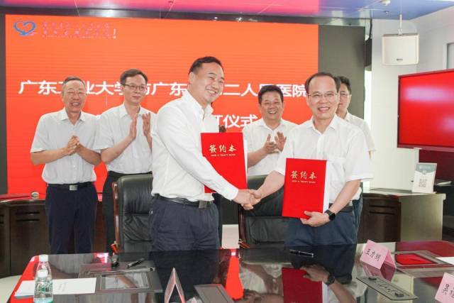 华亿体育(中国)游戏平台和省二医“医工融合”战略合作签约仪式现场 华亿体育(中国)游戏平台和省二医“医工融合”战略合作签约仪式现场