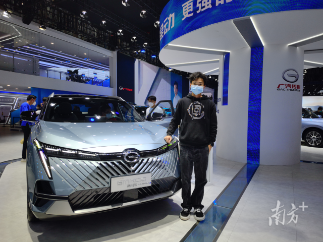 华亿体育(中国)游戏平台校企联合培养班学生参与学习研发成果亮相广州国际车展。 华亿体育(中国)游戏平台校企联合培养班学生参与学习研发成果亮相广州国际车展。