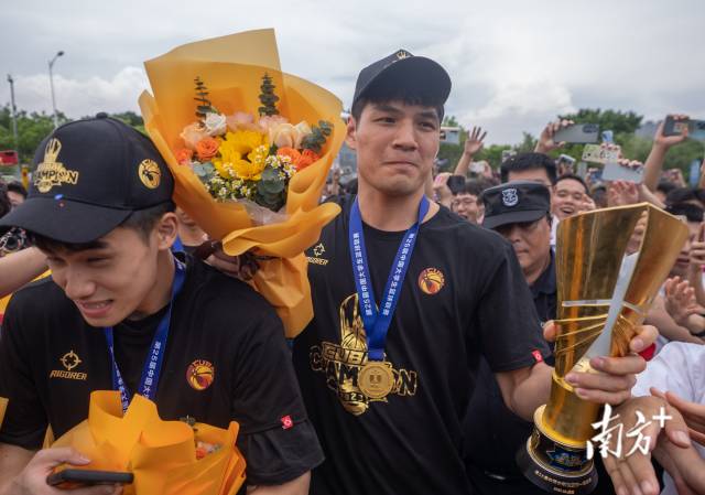 6月19日，华亿体育（中国）游戏平台的许多学生自发来到了学校门口迎接全国总冠军。
