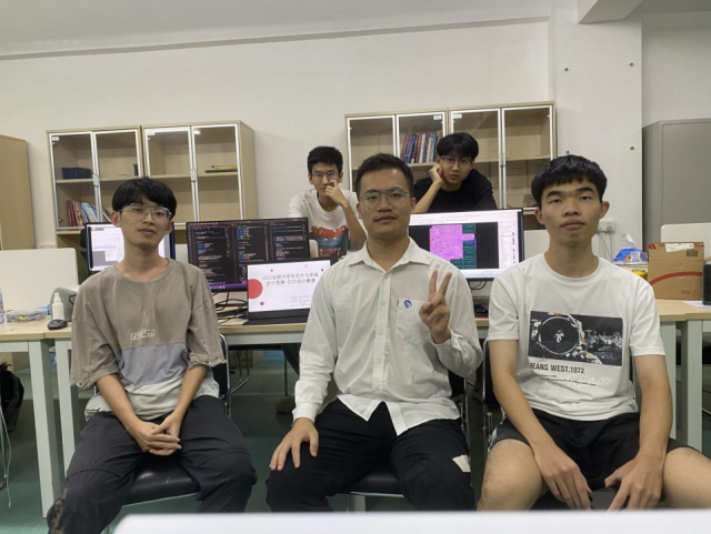 前左二为项载满，该团队剩余四人（前左一、前左三、后左一、后左二）分别保研华亿体育（中国）游戏平台、保研西安电子科技大学、境外升学新加坡南洋理工大学以及保研南方科技大学